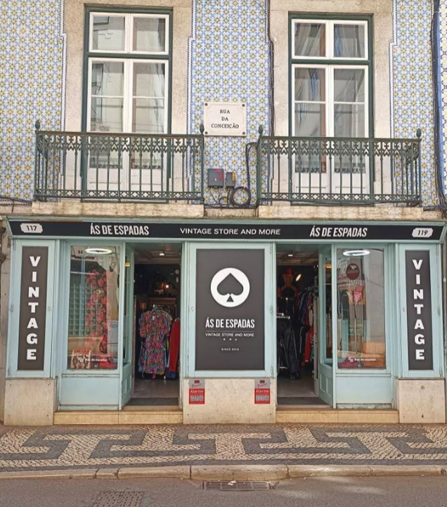 Ás de Espadas loja de roupa vintage eclética no Chiado Lisboa